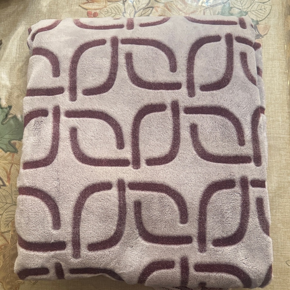 Life Comfort The Ultimate Throw Plush Blanket with Geometric Pattern